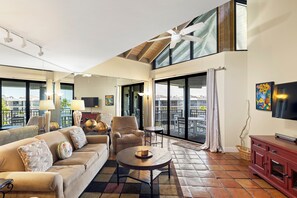 Televisión, mesa de ping pong, libros