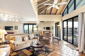 Televisión, mesa de ping pong, libros