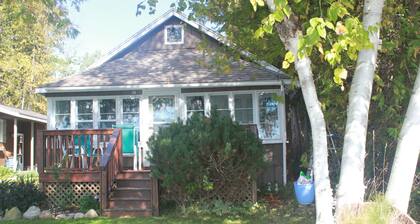 Quaint Log Cabin on Crooked Lake