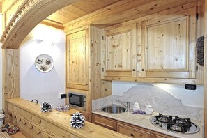 Frigorifero, piano cottura, lavastoviglie, macchina per tè/caffè