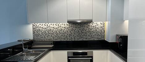 Kühlschrank, Mikrowelle, Ofen, Herdplatte