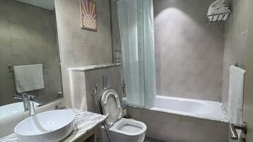 Tina con regadera, secadora de cabello, bidet, toallas