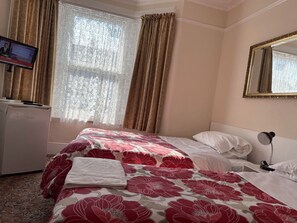 Deluxe Room | Egyptian cotton sheets, premium bedding, memory-foam beds - Manns Guest House (Romford)