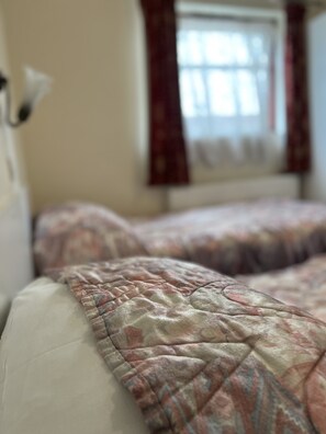 Comfort Room | Egyptian cotton sheets, premium bedding, memory-foam beds - Manns Guest House (Romford)