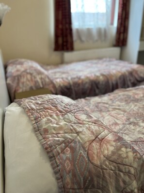 Comfort Room | Egyptian cotton sheets, premium bedding, memory-foam beds - Manns Guest House (Romford)