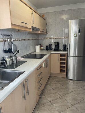 Een koelkast, een microgolfoven, een oven, een kookplaat