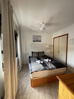 2 slaapkamers, een kluis op de kamer, een bureau, geluiddichte muren