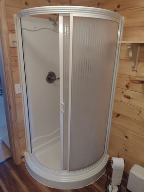 Een douche, een haardroger, handdoeken, zeep