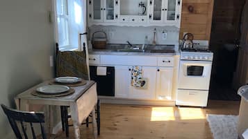 Fridge, oven, stovetop, coffee/tea maker