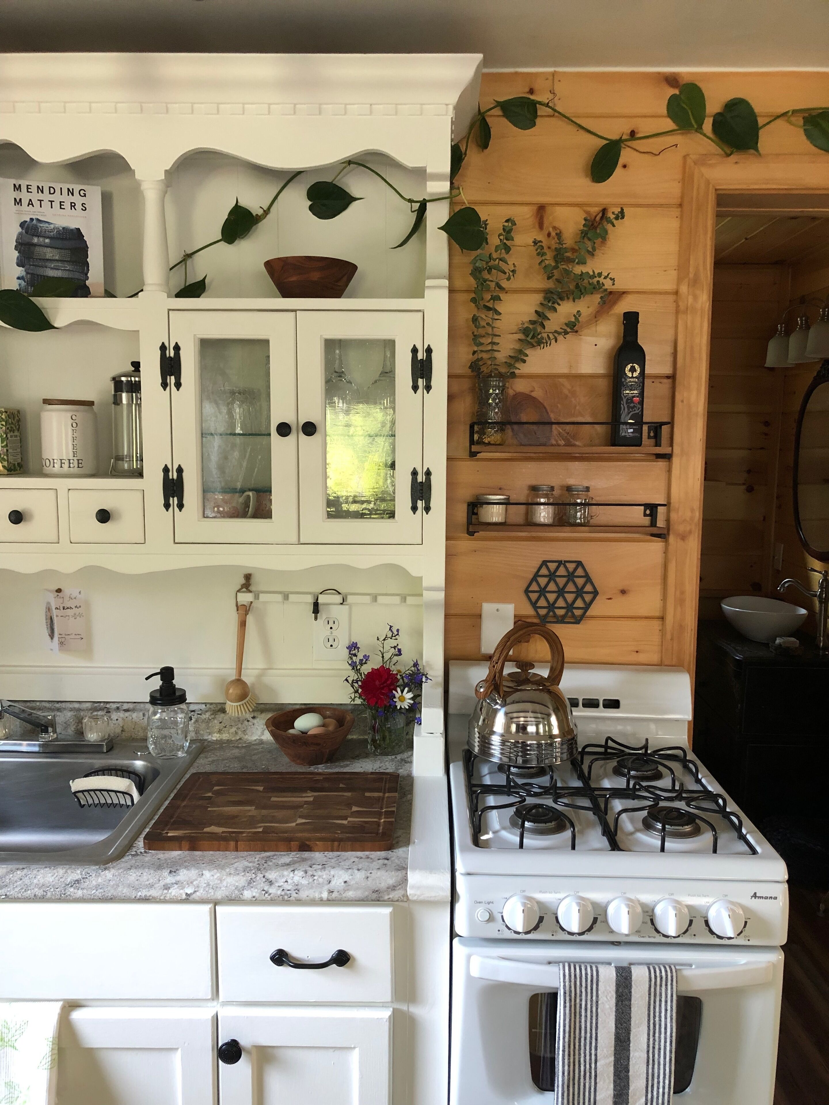 Réfrigérateur, four, plaque de cuisson, cafetière/bouilloire