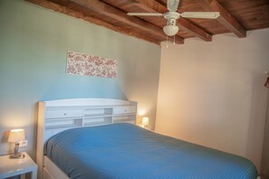 2 chambres, fer et planche à repasser, lit de bébé portatif
