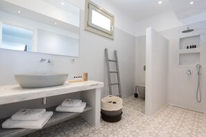 Combined shower/bathtub