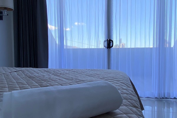 Comfort Room | Gebar bulu kapas, meja, ruang kerja komputer riba