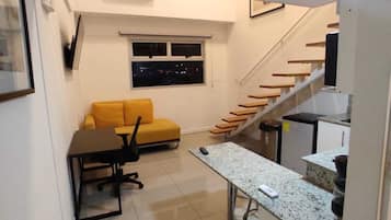 Loft | 1 bedroom, down comforters, desk, laptop workspace