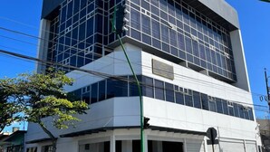 A modern building with large windows and a flat roof. - Apartahotel Altos de la Sabana (San José)