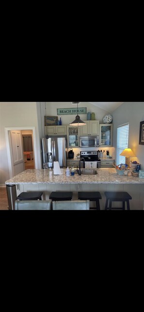 Frigorifero, microonde, forno, piano cottura