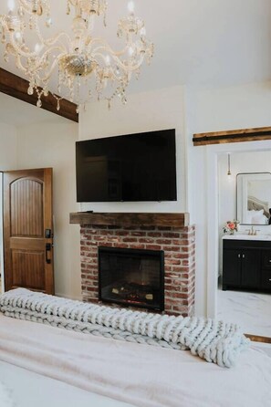 1 bedroom, iron/ironing board, free WiFi, bed sheets - Residences on Main- Yellow Branch Suite (Walhalla)