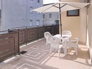 Outdoor dining - Holiday apartment with balcony and air conditioning (Lignano Sabbiadoro)