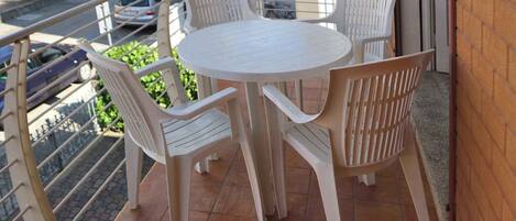 تناول الطعام بالخارج