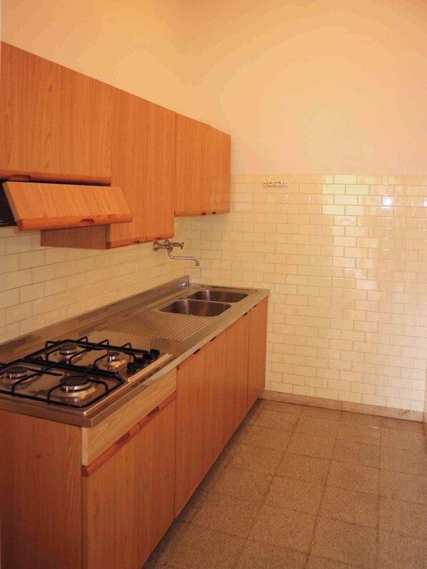 Fridge, microwave, stovetop