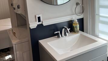 Douche, sĂšche-cheveux, serviettes fournies, savon