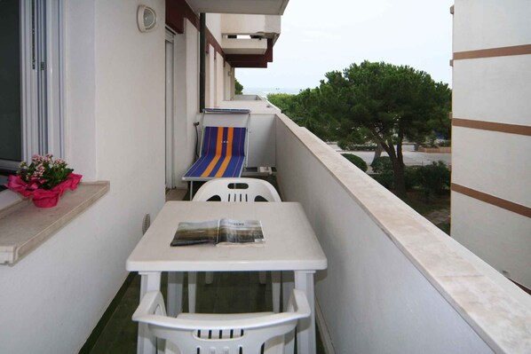 Outdoor dining - Holiday apartment mit Klimaanlage und Balkon (Lignano Sabbiadoro)