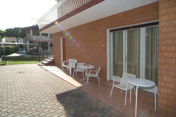 Outdoor dining - Holiday apartment mit Terrasse und Klimaanlage (Lignano Sabbiadoro)