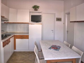 Fridge, stovetop - Holiday apartment mit Terrasse und Klimaanlage (Lignano Sabbiadoro)