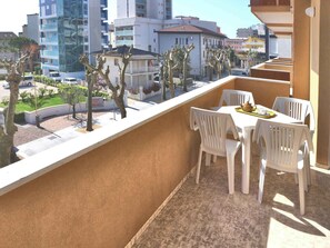 Outdoor dining - Holiday apartment mit Klimaanlage und Balkon (Lignano Sabbiadoro)