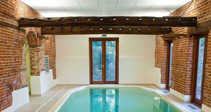 Hackford Hall - sleeps 28 guests in 13 bedrooms