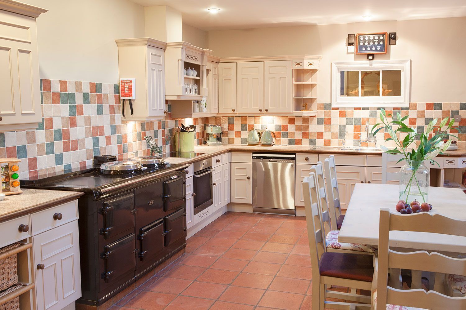 Køleskab, mikrobølgeovn, ovn, kogeplade