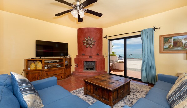 Family Villa, 2 Bedrooms, Ocean View | Living area | 44-inch LED TV with cable channels, TV - Paradise Villa 19 by Kivoya (Puerto Peñasco)