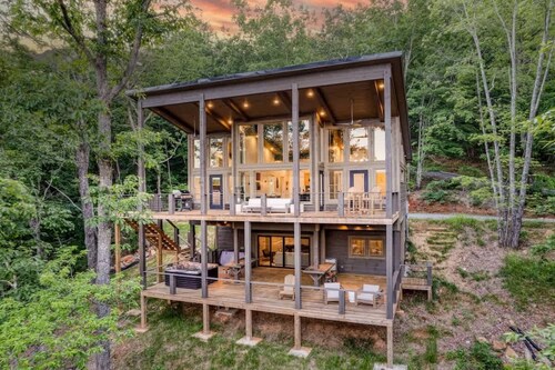 Relaxing Blue Ridge Cabin Retreat with Hot Tub and Mountain Views