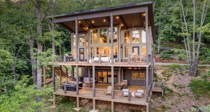 Relaxing Blue Ridge Cabin Retreat with Hot Tub and Mountain Views