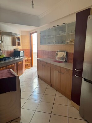 Frigorifero, forno, piano cottura, bollitore elettrico