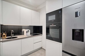 ثلاجة، ميكروويف، فرن، موقد طهي مسطح