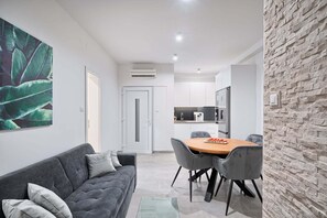 TV - Apartment Liberty Living with Pool I (Split)