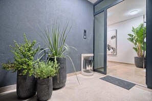 المنشأة من الداخل