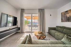 TV - Apartment Liberty Living with Pool II (Split)