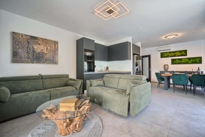 TV - Apartment Liberty Living with Pool II (Split)