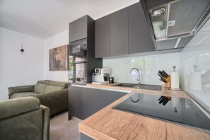 Fridge, microwave, oven, stovetop - Apartment Liberty Living with Pool II (Split)