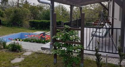 Ferienhaus familienfreundlich mit Pool und Kinderspielplatz