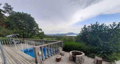 Ferienhaus mit Ausblick und Pool