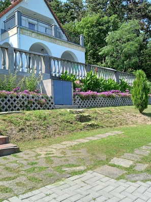 Property grounds - Holiday home with view and pool (Balatongyörök)