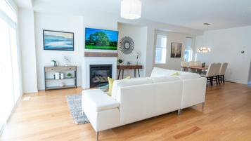 Smart TV, fireplace