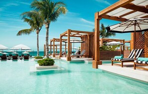 Una piscina al aire libre, una piscina climatizada