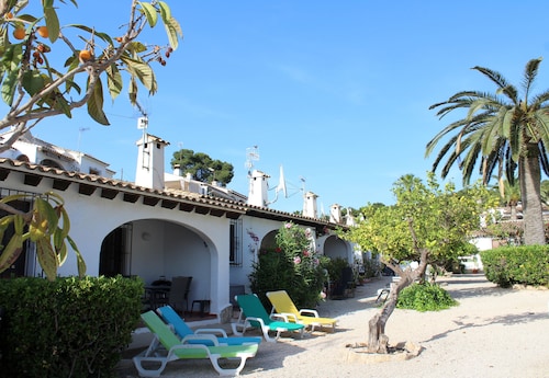 Bungalow Limoneros, beautiful gardens, communal pool, town centre 5 minutes walk