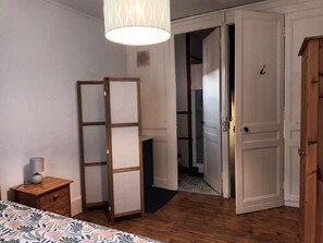 3 makuuhuonetta, työpöytä, silitysrauta/-lauta, vauvan matkasänky