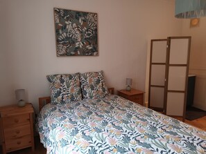 3 bedrooms, desk, iron/ironing board, travel crib