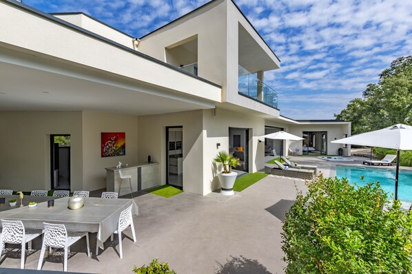 Een buitenzwembad, een verwarmd zwembad